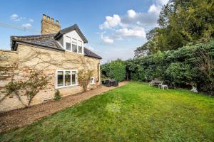 an exterior view of a house with a yard at Old Rectory Cottage, Tostock in Tostock