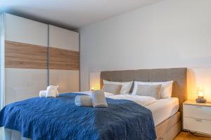 a bedroom with a large bed with two pillows on it at Lüftenblick - 2 Ferienwohnungen am Starnberger See, mit Terrasse oder Balkon, Weitblick, Sauna, Kamin, E-Ladestation in Berg am Starnberger See