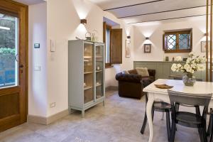 a kitchen and living room with a table and chairs at Casa Vicky in Città di Castello
