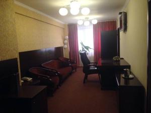 TV a/nebo společenská místnost v ubytování Hotel Helin Aeroport - Craiova
