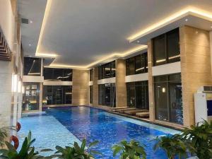 a large swimming pool in the middle of a building at M2 Homestay vinhomes ocean in Gia Lâm Pho