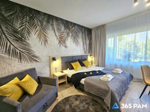 a bedroom with a bed and a couch at 365PAM - Studio Dominikańska Szóstka - Z PARKINGIEM W CENIE, KRYTY BASEN W OBIEKCIE in Sianozety