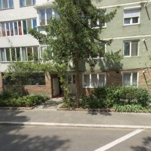 an empty street in front of an apartment building at Dream Nook in Odorheiu Secuiesc