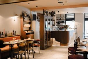 a restaurant with tables and chairs and a bar at Kraft Hotel in Paris