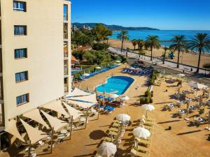 an overhead view of a beach with chairs and umbrellas at Hotel Servigroup Trinimar in Benicàssim