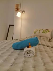 Una cama con una manta azul y un animal de peluche. en Apartment on Carrer del Dr. Lluch, en Valencia