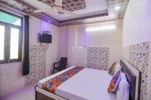 a bedroom with a bed and a tv in it at RROOMS Elite Hotel Kanha Cassic in Kānpur