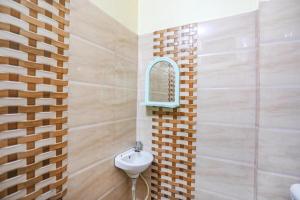 a bathroom with a sink and a mirror at RROOMS Elite Hotel Kanha Cassic in Kānpur