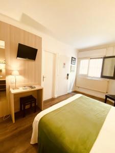 a hotel room with a bed and a desk at Hotel Carbonell in Llança