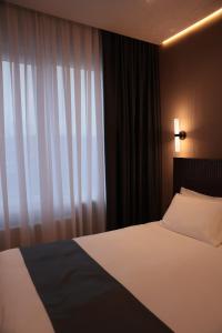Un pat sau paturi într-o cameră la Onyx Hotel +43 fotografii
