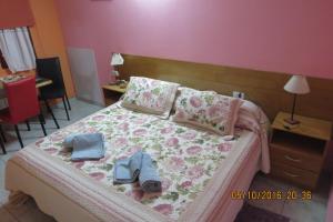 Un pat sau paturi într-o cameră la Hosteria Kaiken Gregores