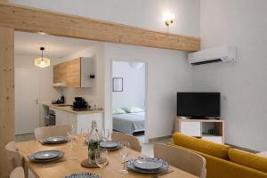 a living room with a dining table and a kitchen at Gite du Lac T4 in Vieux-Boucau-les-Bains