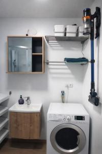 ein Badezimmer mit Waschmaschine und Waschbecken in der Unterkunft Auszeitbox in Schärding + 2 Fotos