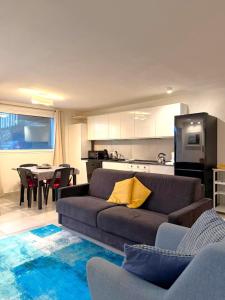 a living room with a couch and a kitchen at Villa Delia in Cernobbio