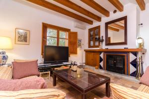 a living room with a tv and a fireplace at Sort Nova in Montuiri