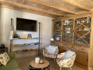 a living room with a tv and a table and chairs at HOSTEL B&B Mama Mia - Budgetverblijf in Zaton Obrovački