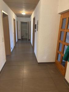 an empty hallway with a door and a hallwayngth at Panoramaferienwohnungen Stemler in Eulenbis