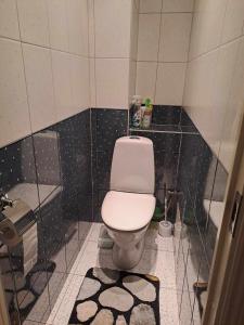 a bathroom with a toilet and a bath tub at A 3-bedroom apartment on the second floor in Tallinn