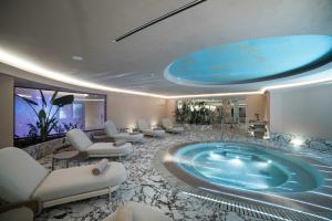 a spa room with a large tub in the middle at Cunda Callisto Hotel & Spa Adult Only 12 in Ayvalık