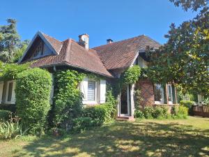 a house with ivy growing on the side of it at chambre d'hôte in Saint-Rémy-en-Rollat
