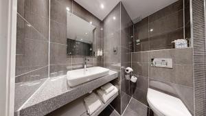 a bathroom with a sink and a mirror at Holiday Inn Kenilworth - Warwick by IHG in Kenilworth