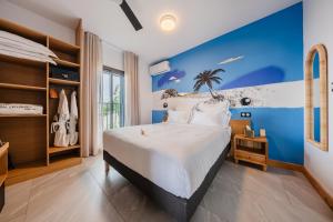 a bedroom with a large bed with a blue wall at Villa de Luxe avec Piscine privée chauffée-3 Chambres-Sud Sauvage in Petite Île +58 photos
