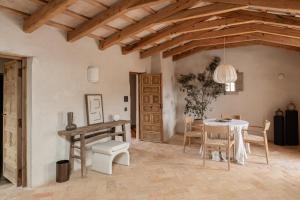a dining room with a table and chairs at Hotel Vestige Binidufà in Isla de Menorca