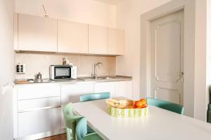 eine Küche mit einem Tisch, auf dem eine Obstschale steht in der Unterkunft PianPieve Family Apartments vicino Assisi in Assisi + 189 Fotos