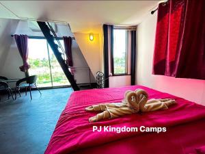 a bedroom with a pink bed with a heart on it at พีเจ คิงดอม โฮมสเตย์ in Buriram