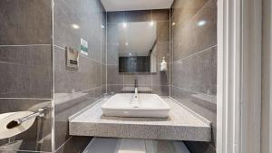 a bathroom with a sink and a mirror at Holiday Inn Kenilworth - Warwick by IHG in Kenilworth