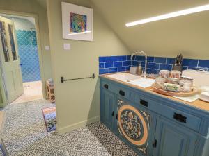 a kitchen with a sink and a washing machine at Golden Valley View in Stroud +14 photos