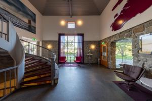 eine Lobby mit Treppe und roten Stühlen in der Unterkunft Dolmsundet Hotell Hitra in Melandsjøen + 135 Fotos