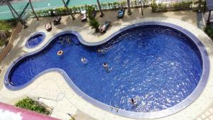 - une vue sur la piscine dans l'établissement Aloka Seaview Apartment, à Batu Ferringhi