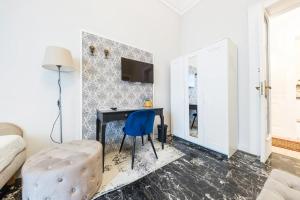 a living room with a desk and a chair at Il galleone in Messina