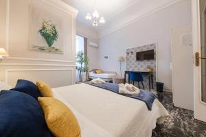 a bedroom with a bed and a living room at Il galleone in Messina +44 photos
