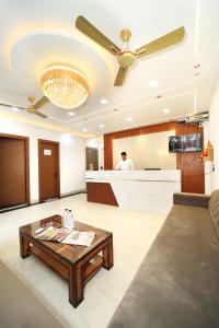 a lobby with a coffee table and a bar at Hotel Yash Palace in Agra