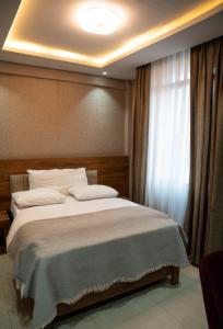 a bedroom with a large bed and a window at Yankers Royal Hôtel Kinshasa in Kinshasa