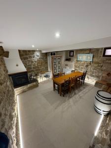 a kitchen and dining room with a table and chairs at Casa Brillantes in Ayerbe