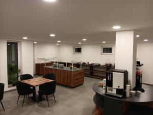 eine Küche mit Tisch, Stühlen und einer Theke in der Unterkunft SMARTHOTEL Aalen in Aalen