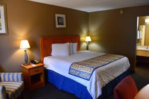 Postel nebo postele na pokoji v ubytování Americas Best Value Inn Laredo