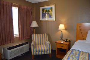 Postel nebo postele na pokoji v ubytování Americas Best Value Inn Laredo
