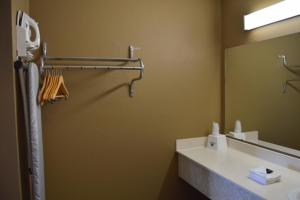 Koupelna v ubytování Americas Best Value Inn Laredo