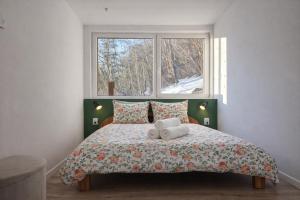 a bedroom with a bed with two towels on it at Domek na Nowej Osadzie in Wisła