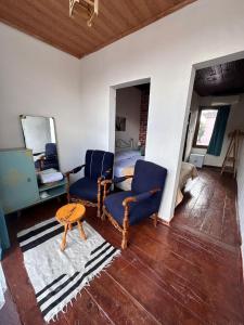 ein Wohnzimmer mit zwei Stühlen und einem Bett in der Unterkunft Pergamonpension in Bergama