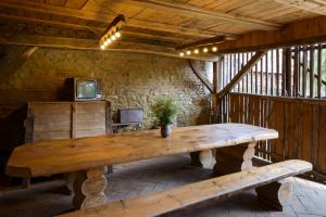 a wooden table in a room with a tv at Ferma de Biodiversitate COBOR in Cobor