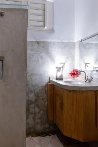 a bathroom with a sink and a counter top at casa jasmin in Jericoacoara