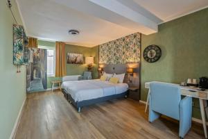 a hotel room with a bed and a desk at Hotel Brasserie de Klok in Zutendaal