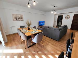 a living room with a table and a couch at Mega Residence in Târgovişte