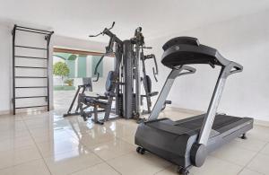 a gym with two treadmills and a treadmill at Hotel Nacional Inn Limeira in Limeira