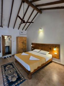 a bedroom with a large bed in a room at Joe Banana Stays in Anjuna